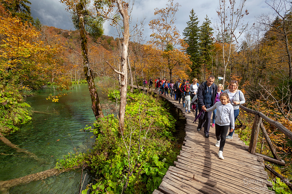 Plitvice lakes, plitvička jezera, national park, croatia, path, tourists, footbridge